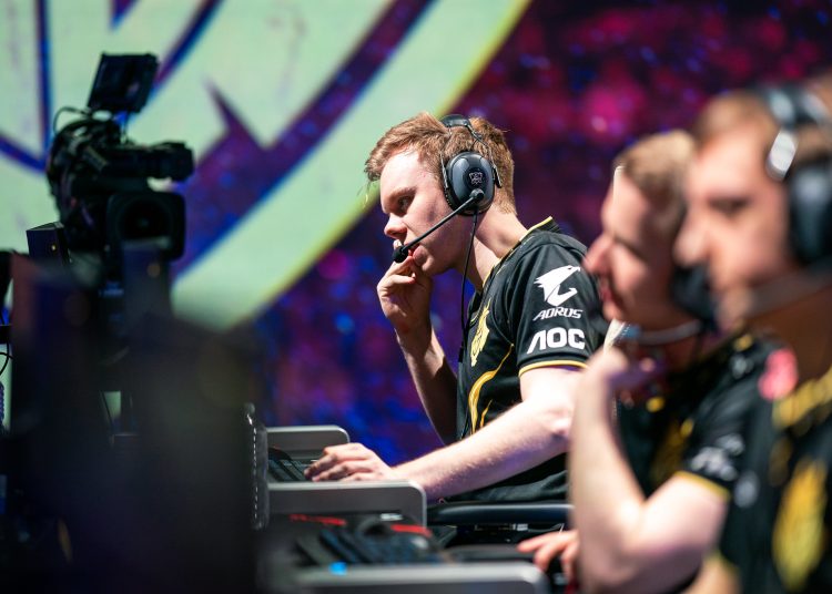 Finalin Adı ROYAL NEVER GIVE UP x T1